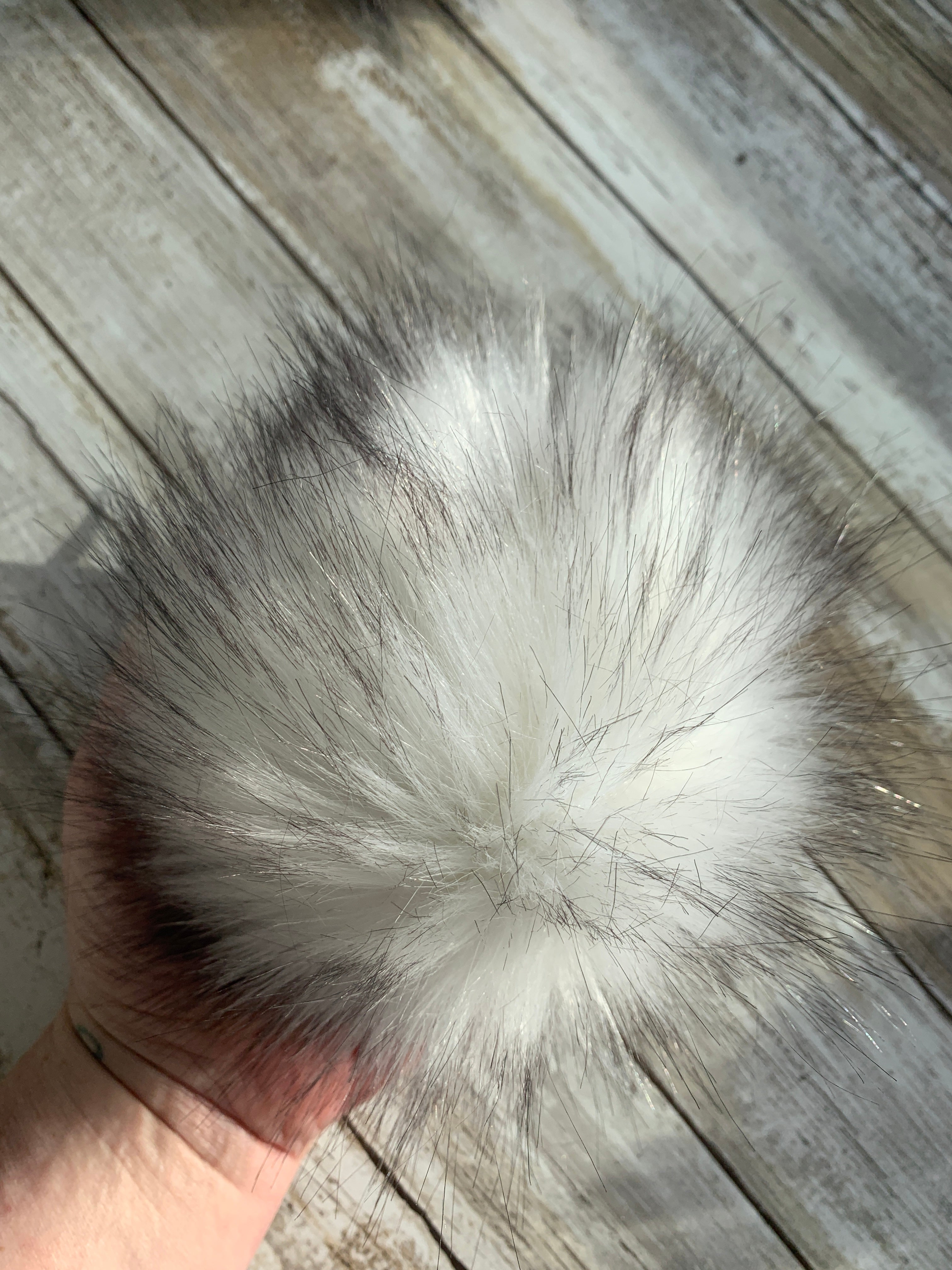 Pompom #5 White w/ Blk Tip