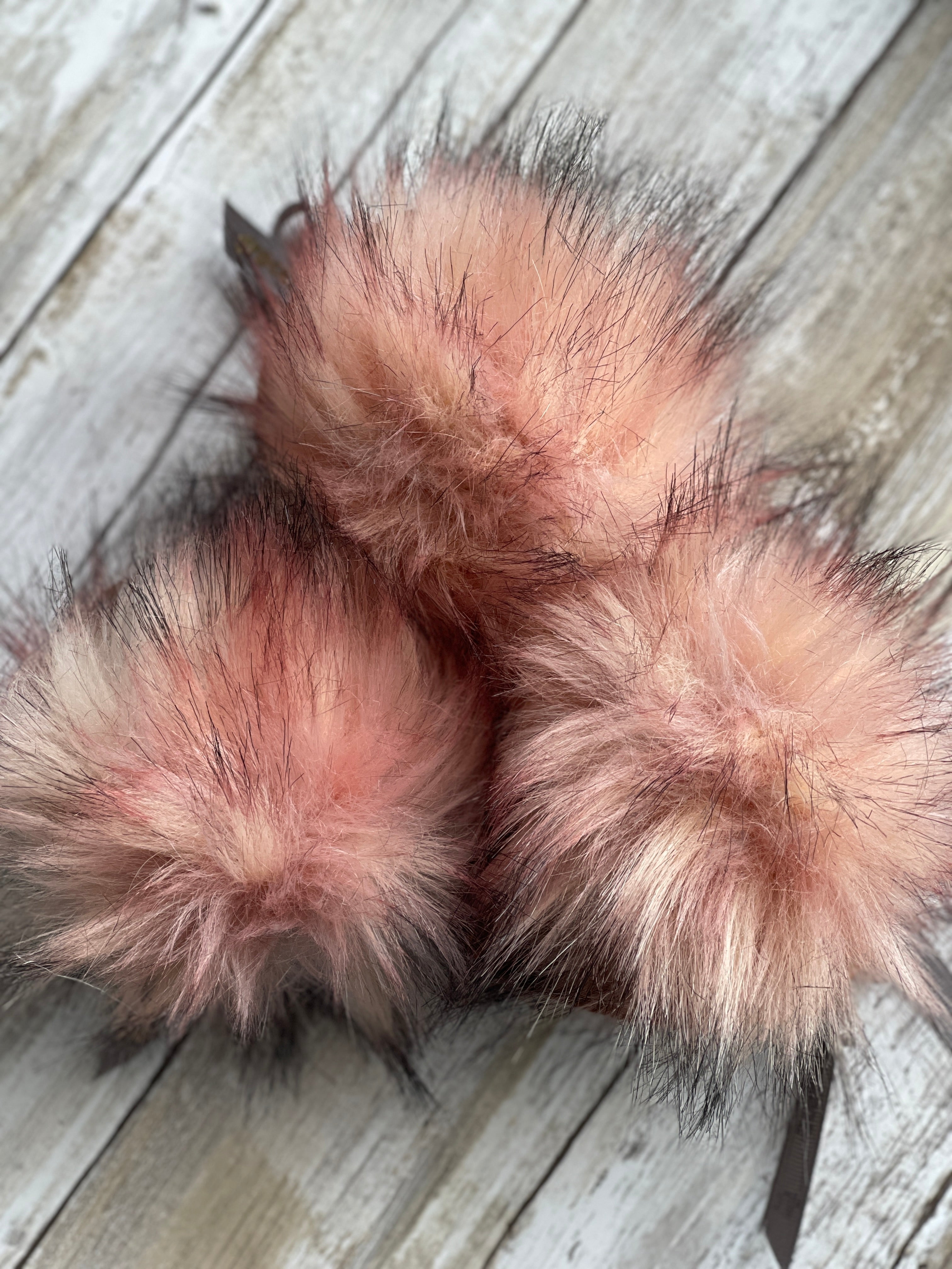 Pompom #108 Pink/Ivory Blk Tips