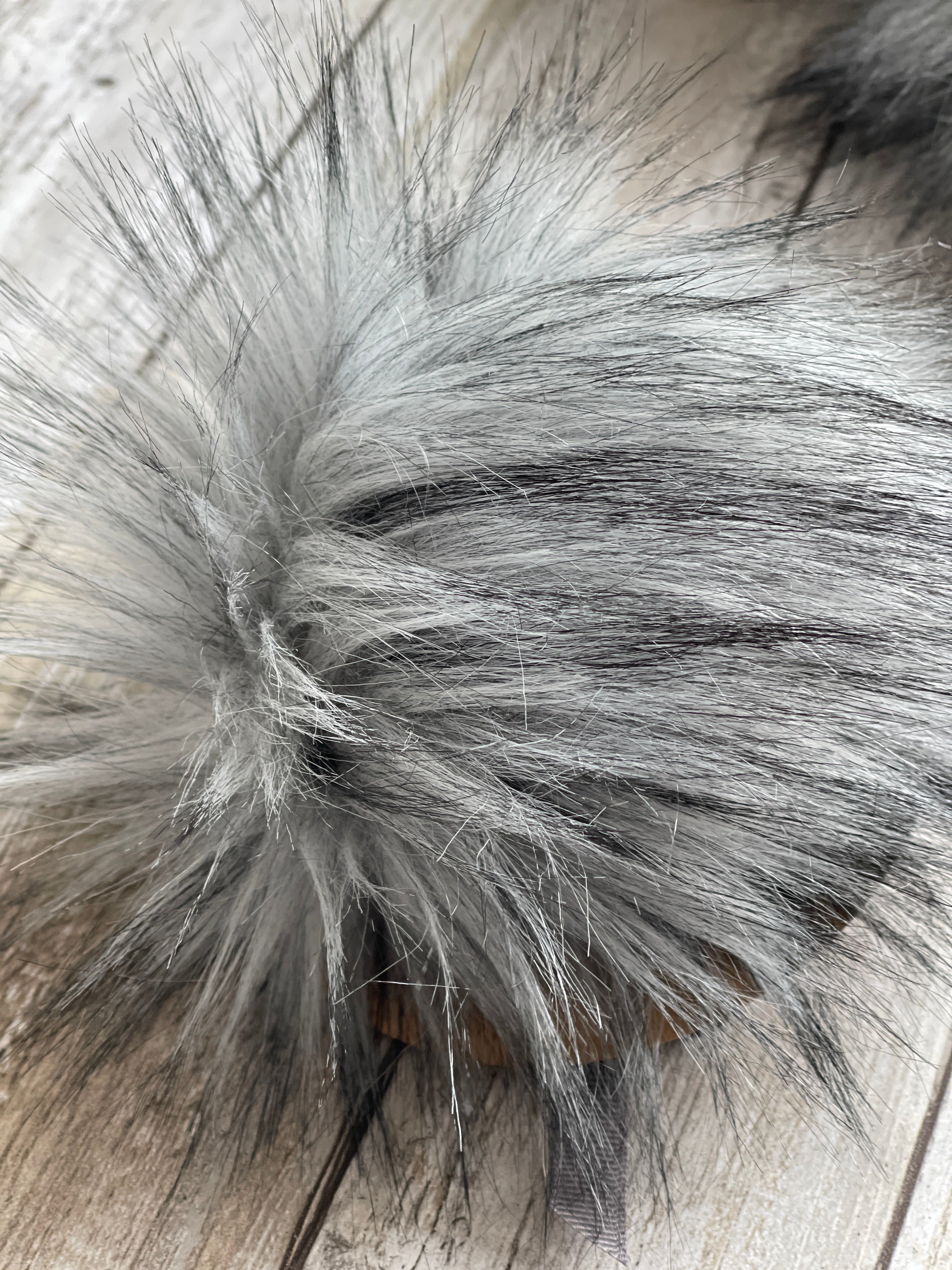 Pompom #92 Medium Grey/Blk Tips